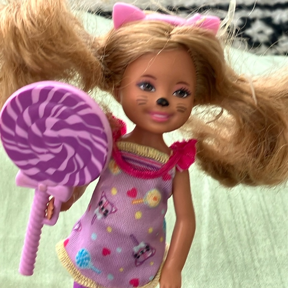 Barbie Madison Amusement Park Chelsea Girl Cat Theme  and  Purple Lollipop 2010 - Picture 12 of 12